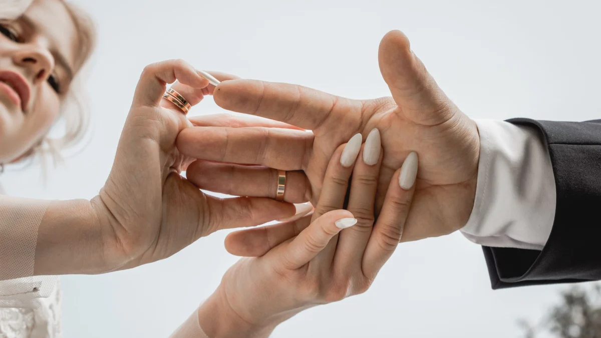 De eeuwige liefde symboliseren met een trouwring
