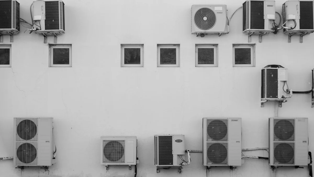 Zwart-witfoto van airconditioners op de gevel van een gebouw in Córdoba, Argentinië.