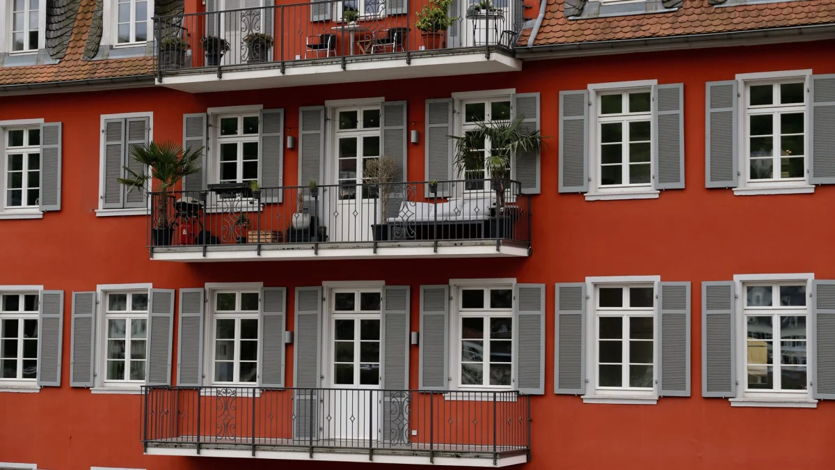 Voordelen van kunststof en aluminium kozijnen voor uw woning